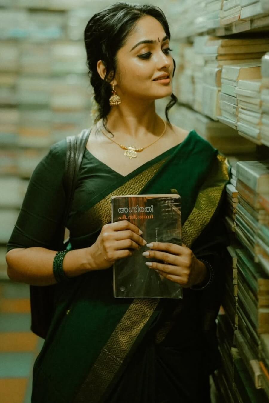 Piquant Dark Green Cotton Silk Saree With Deserving Blouse Piece