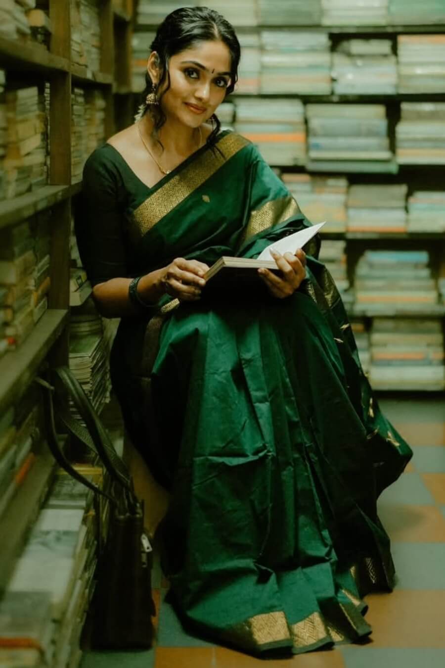 Piquant Dark Green Cotton Silk Saree With Deserving Blouse Piece