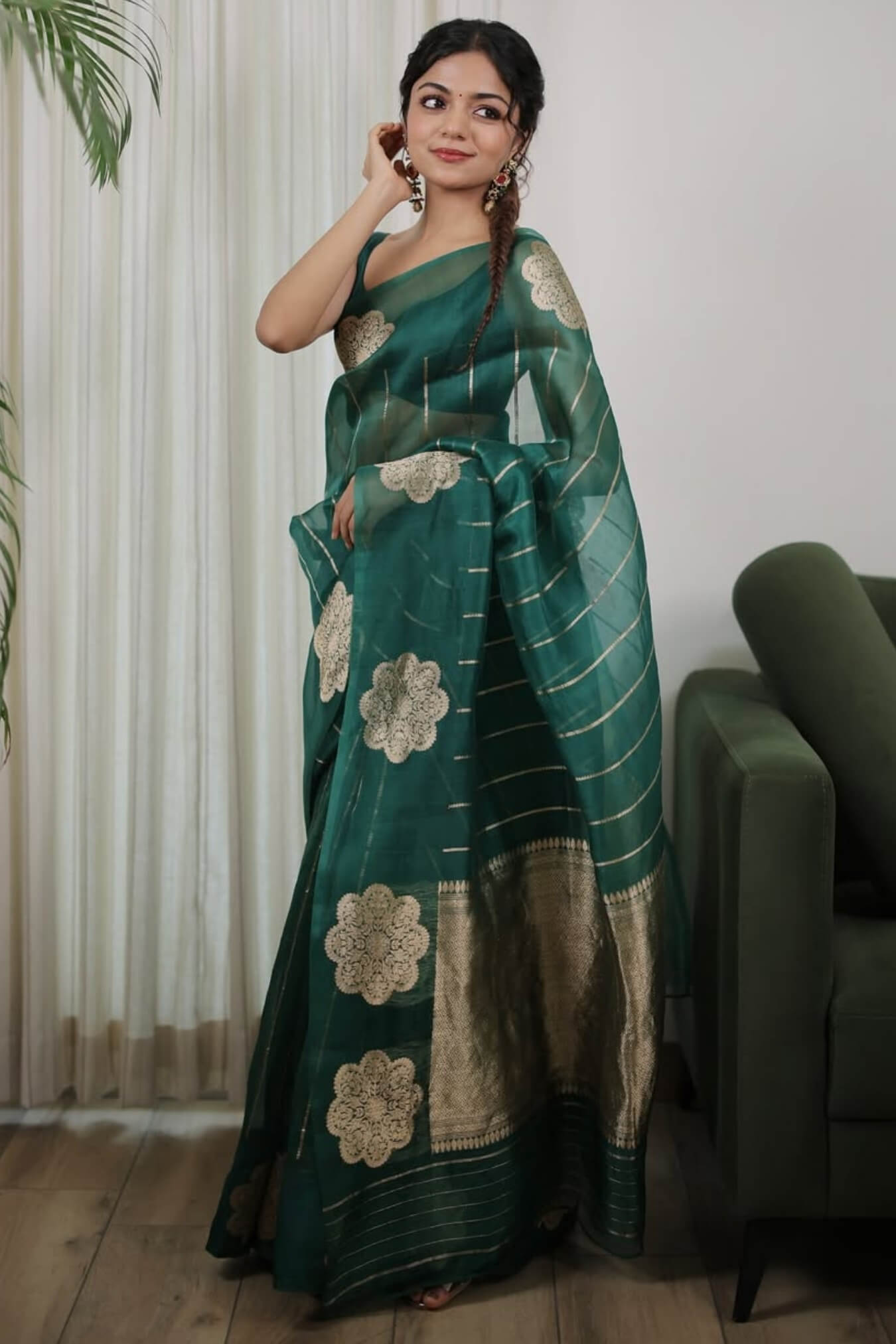 Glittering Green Linen Silk Saree With Demanding Blouse Piece