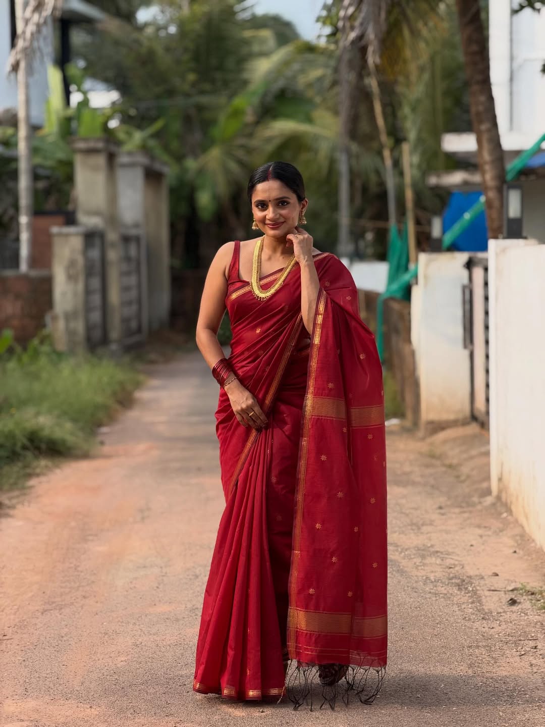 Efflorescence Red Cotton Silk Saree With Demure Blouse Piece
