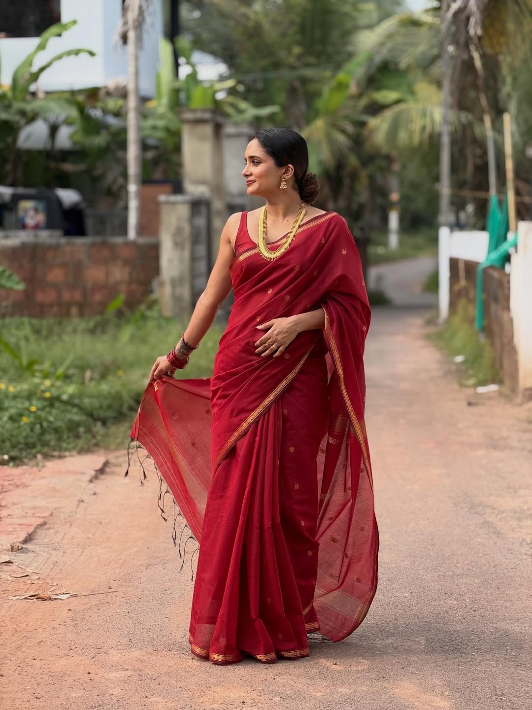 Efflorescence Red Cotton Silk Saree With Demure Blouse Piece