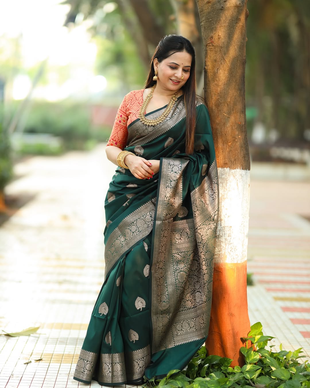Tremendous Dark Green Soft Silk Saree With Stunning Blouse Piece