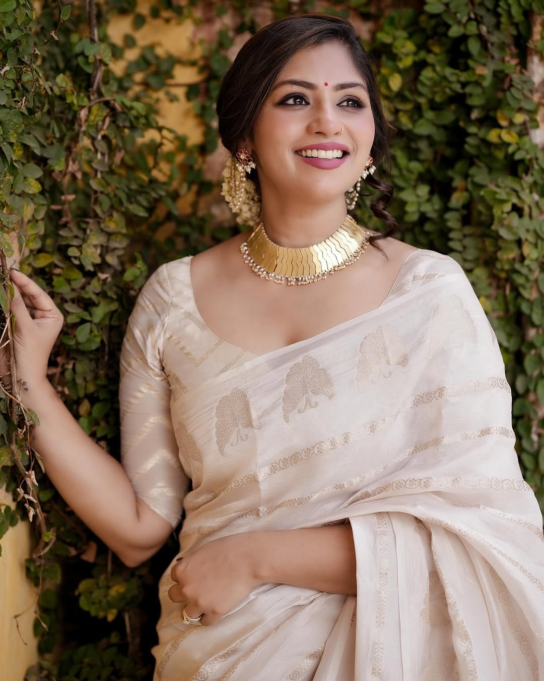 Amazing Off White Soft Silk Saree With Marvellous Blouse Piece