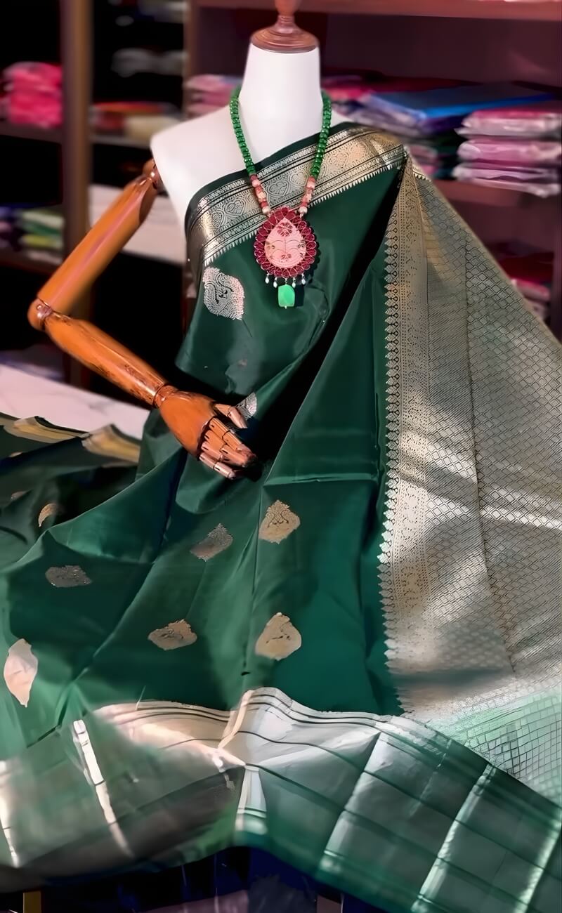 Beauteous Dark Green Soft Banarasi Silk Saree With Gleaming Blouse Piece
