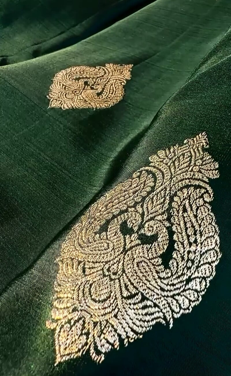 Beauteous Dark Green Soft Banarasi Silk Saree With Gleaming Blouse Piece