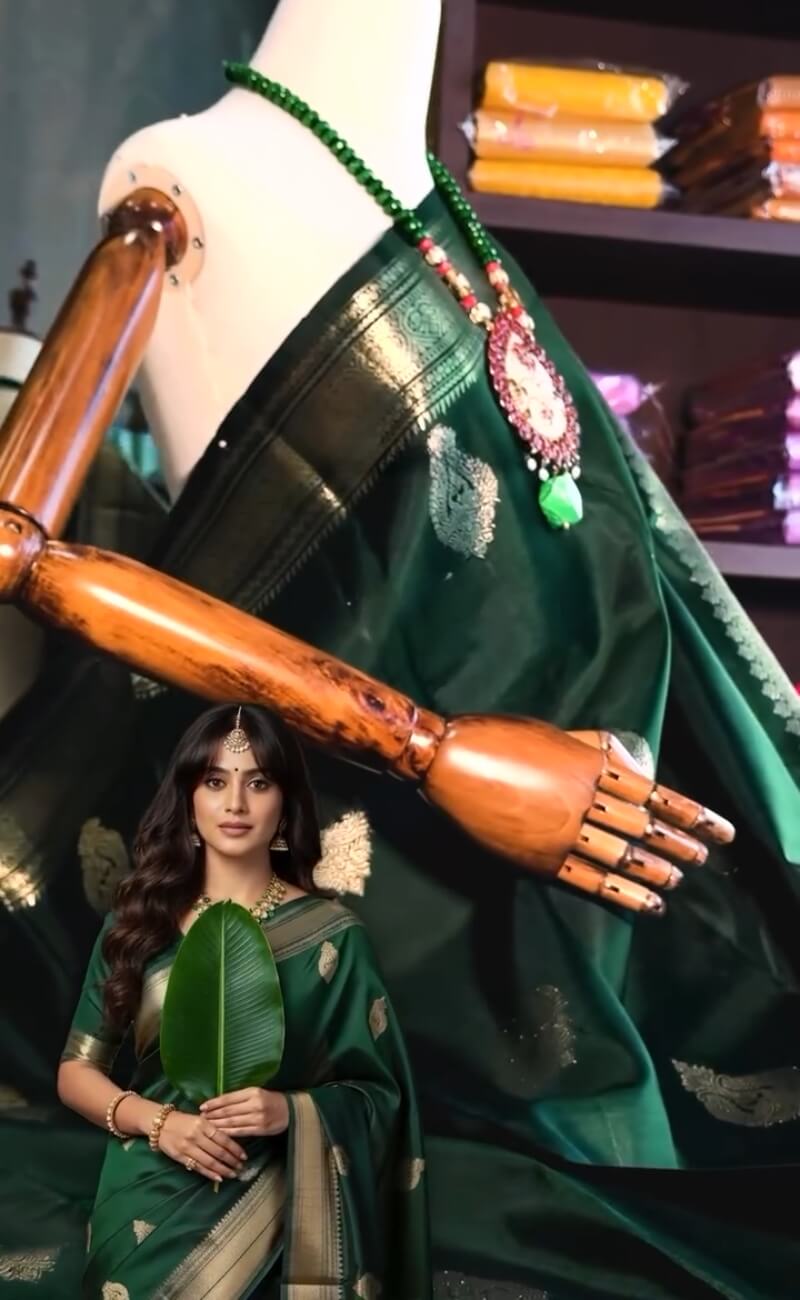Beauteous Dark Green Soft Banarasi Silk Saree With Gleaming Blouse Piece