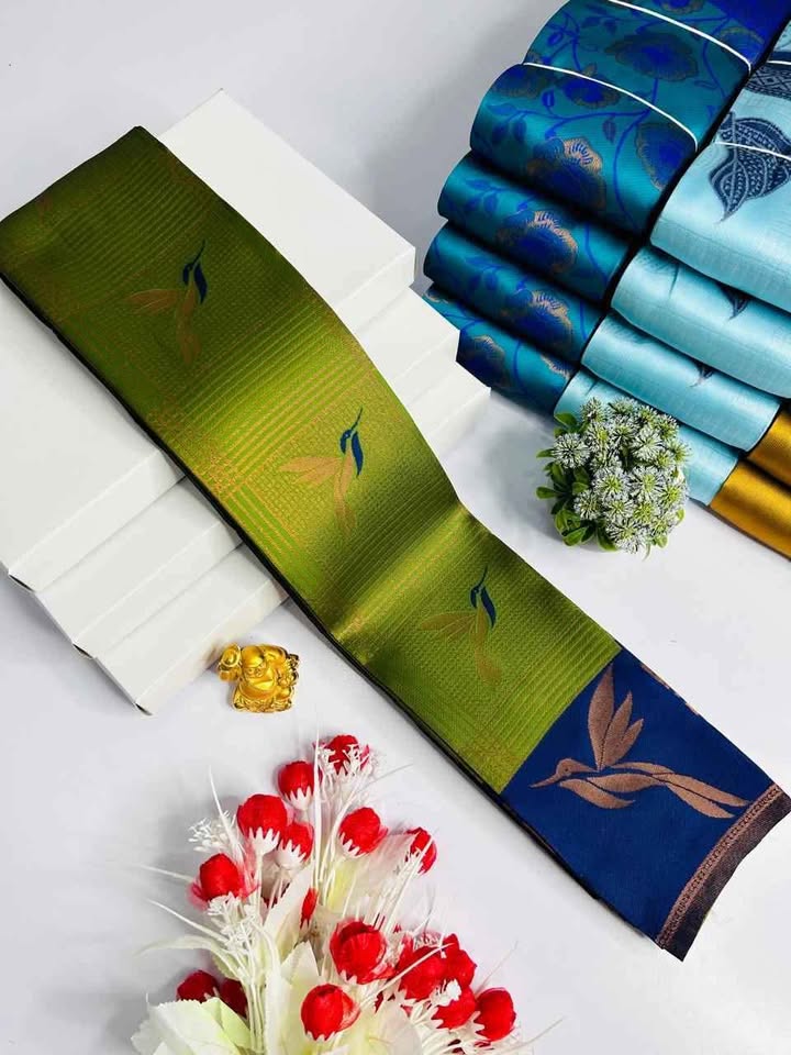 Prominent Green Soft Banarasi Silk Saree With Ineffable Blouse Piece