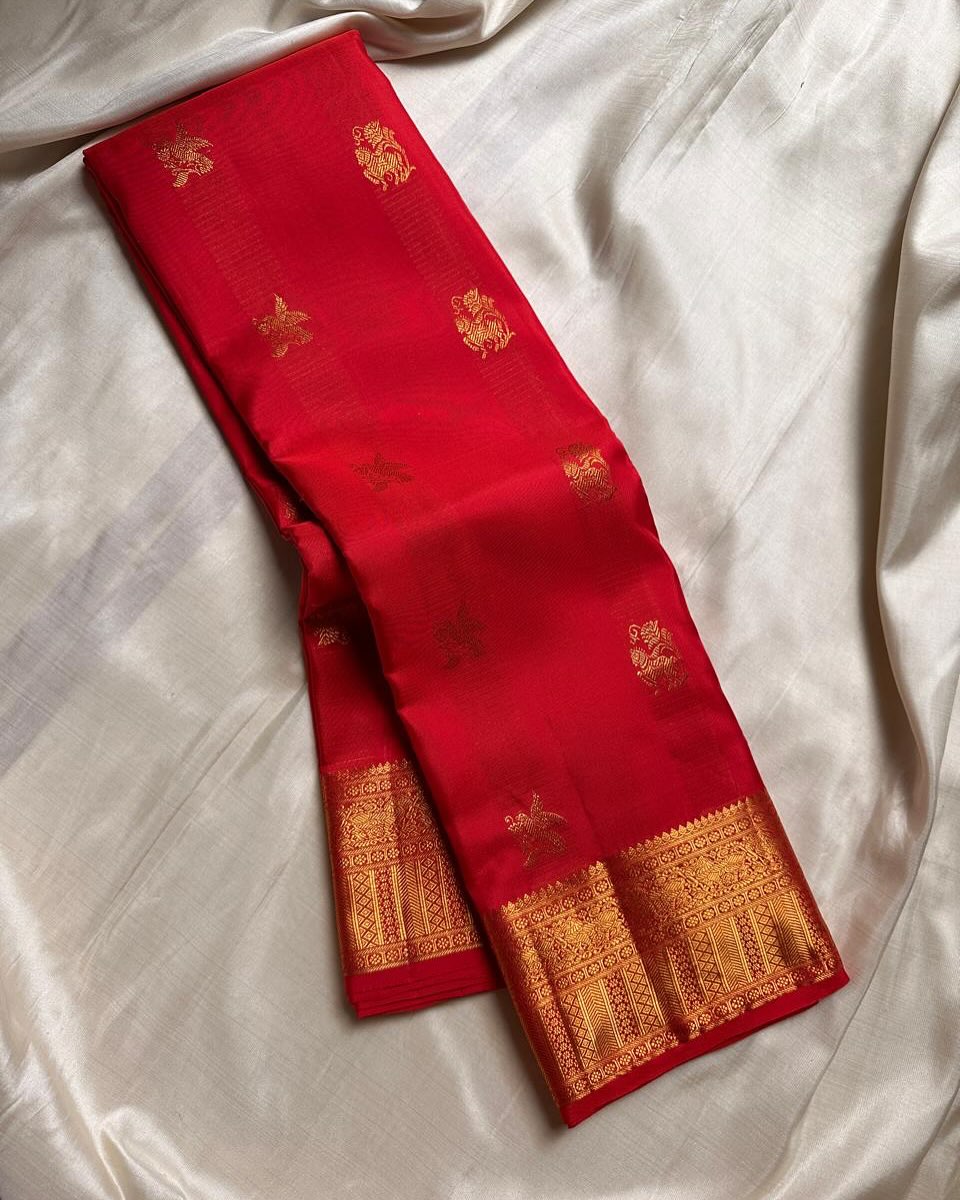 Enamoring Red Soft Banarasi Silk Saree With Magnetic Blouse Piece