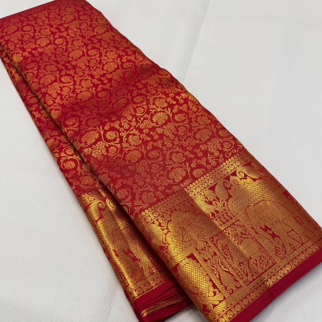 Admirable Red Soft Banarasi Silk Saree With Majestic Blouse Piece