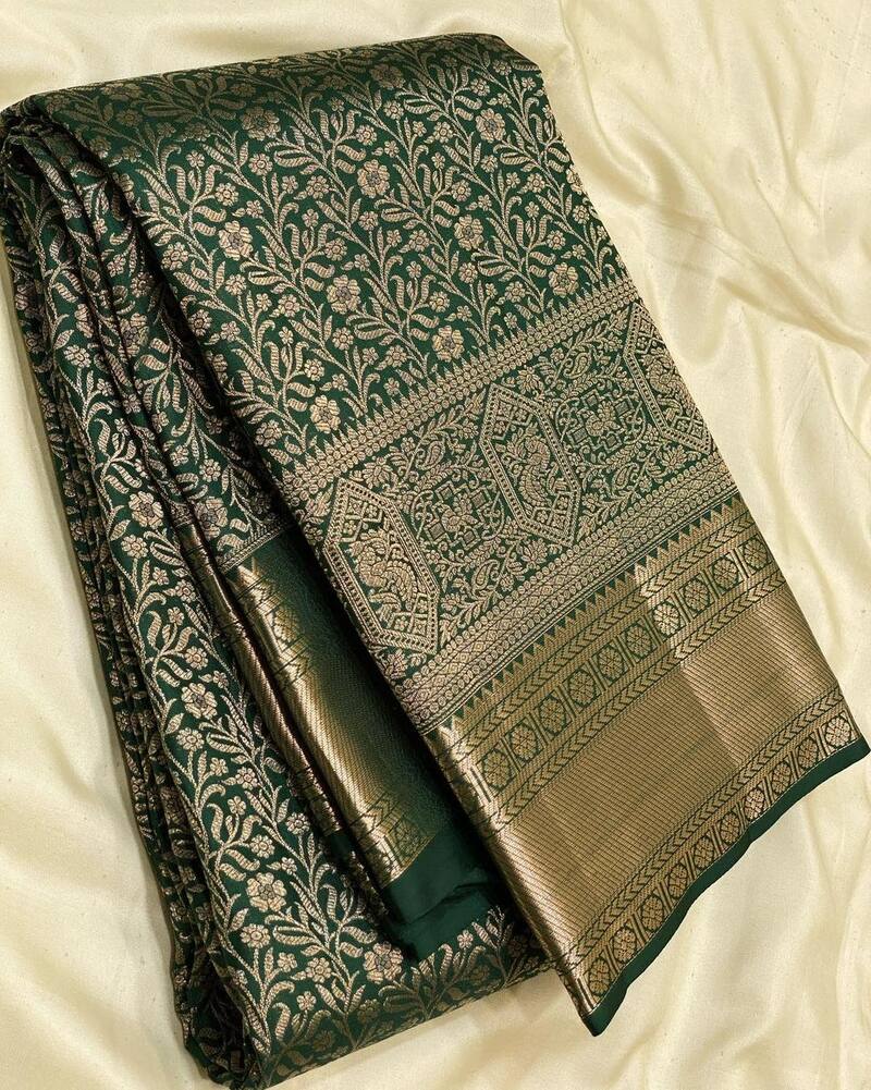 Eloquence Dark Green Soft Banarasi Silk Saree With Engrossing Blouse Piece