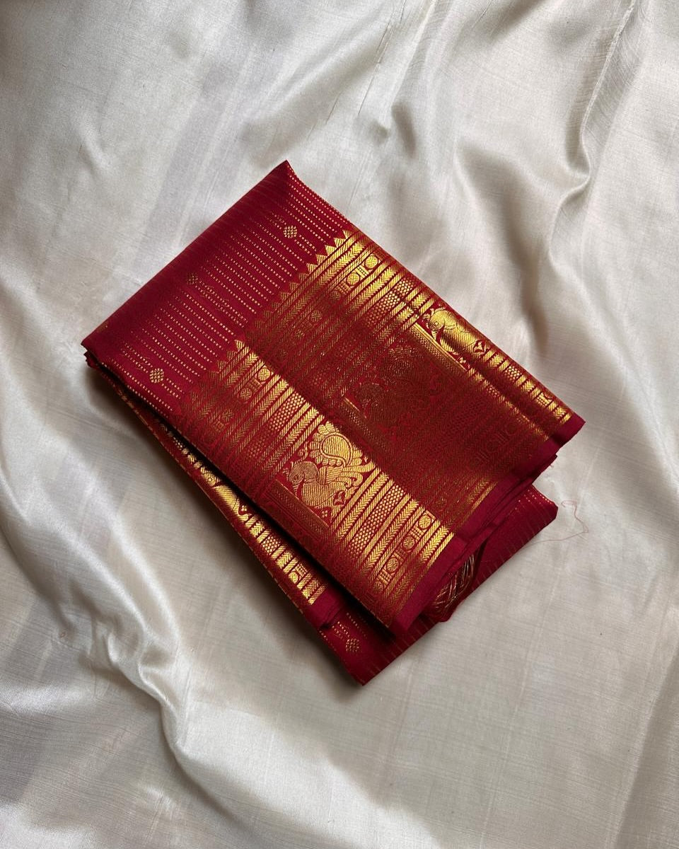 Pulsating Red Soft Banarasi Silk Saree With Conflate Blouse Piece