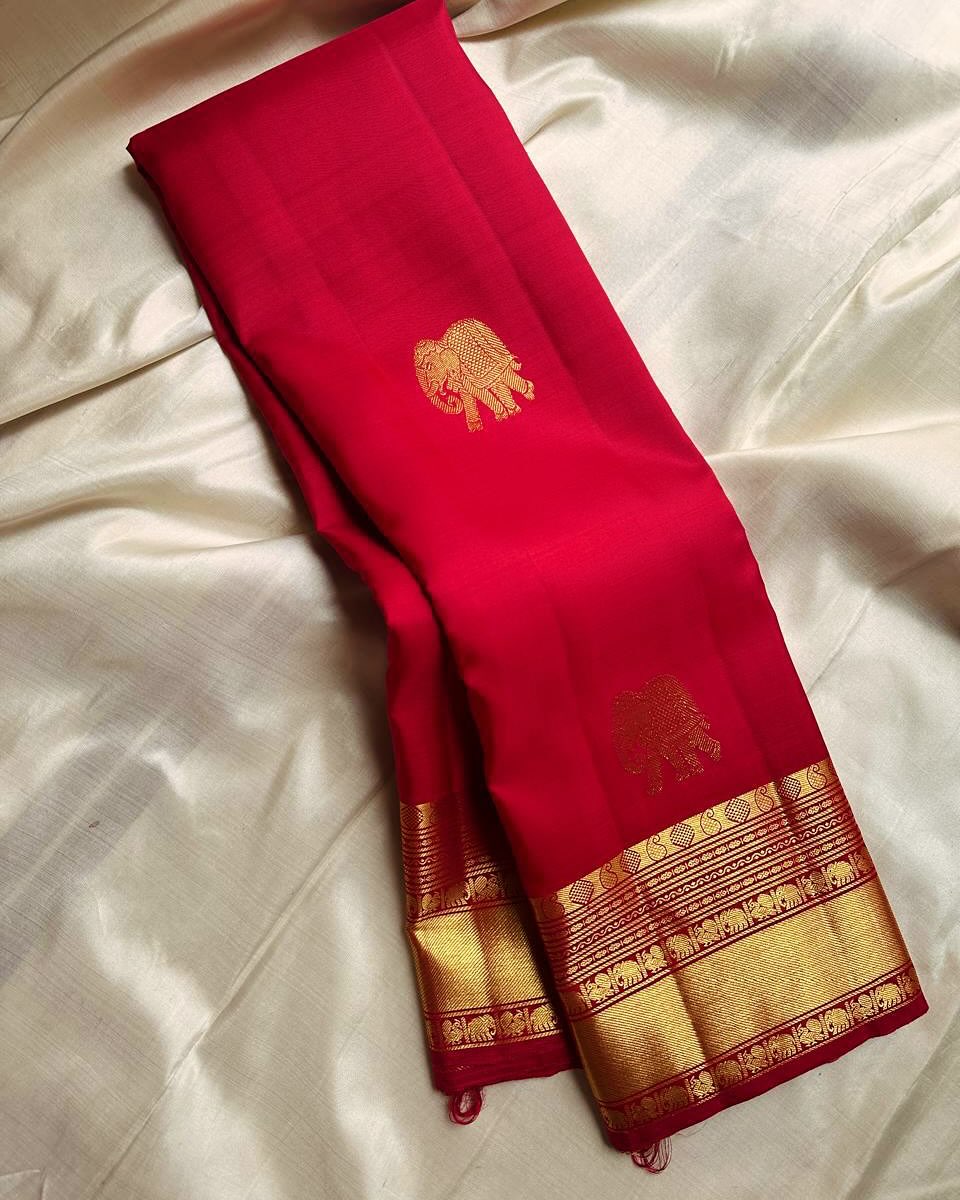 Cynosure Red Soft Banarasi Silk Saree With Marvellous Blouse Piece