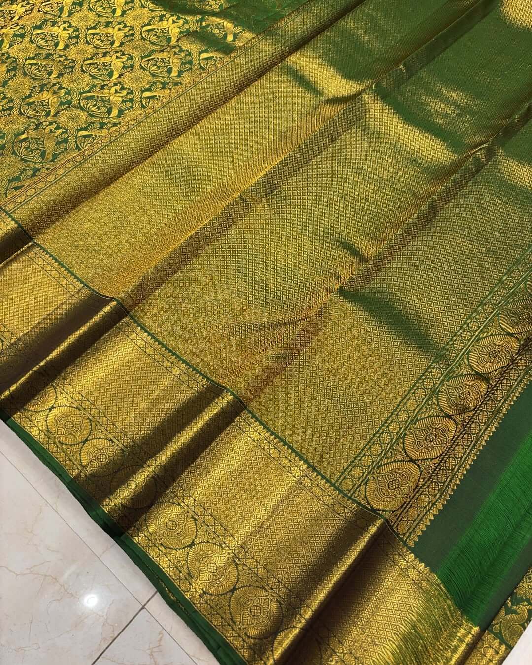 Divine Dark Green Soft Banarasi Silk Saree With Entrancing Blouse Piece