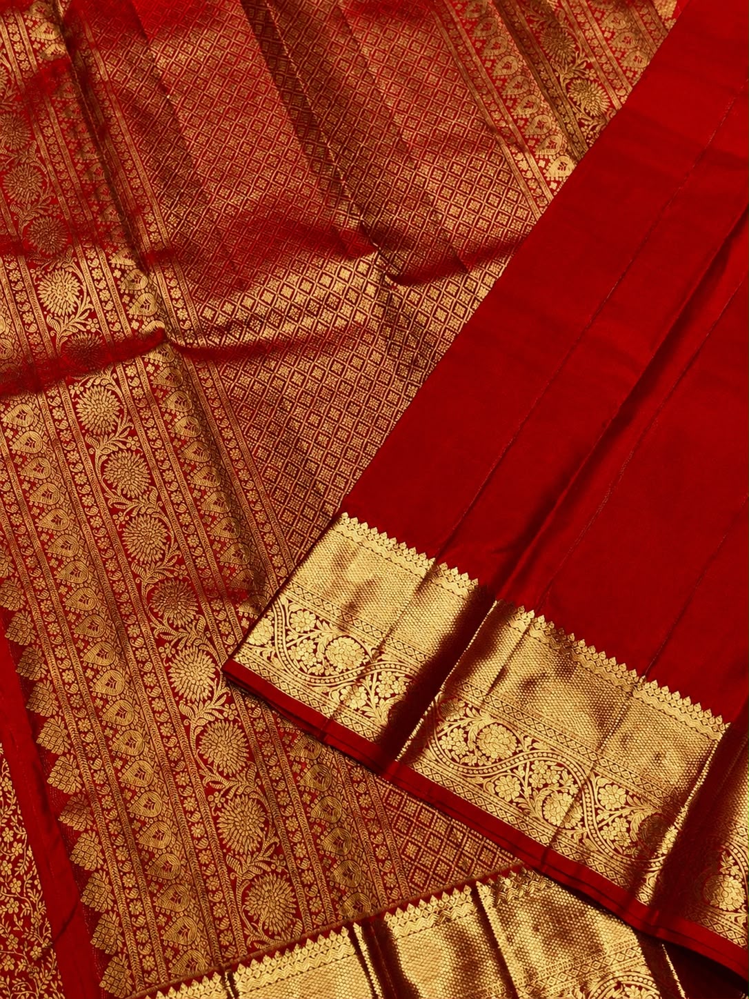 Divine Red Pure Banarasi Silk Saree With Petrichor Blouse Piece
