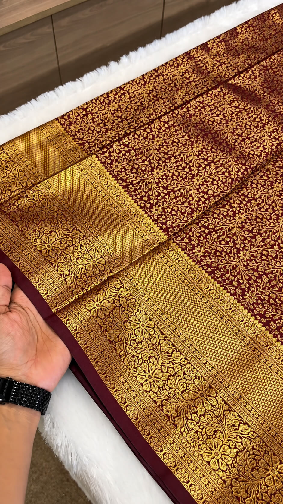 Engrossing Maroon Pure Banarasi Silk Saree With Glamorous Blouse Piece
