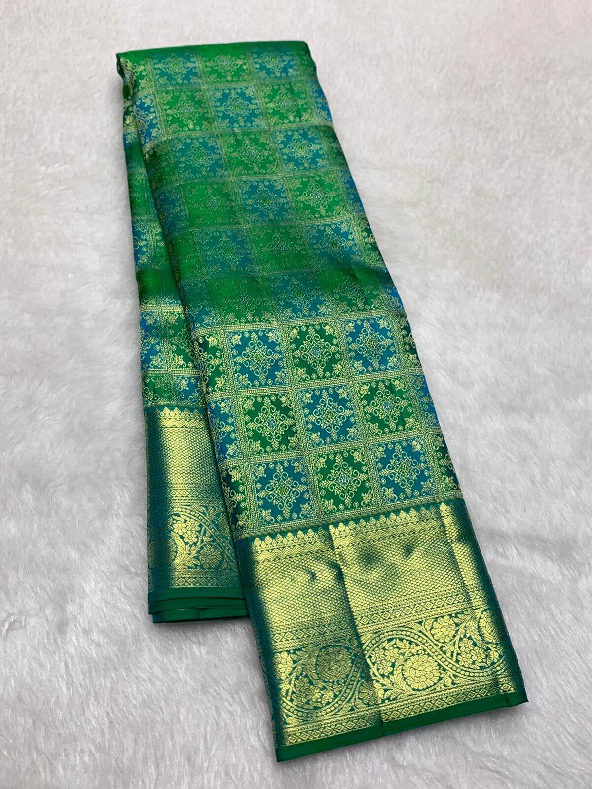 Staggering Parrot Pure Banarasi Silk Saree With Super classy Blouse Piece