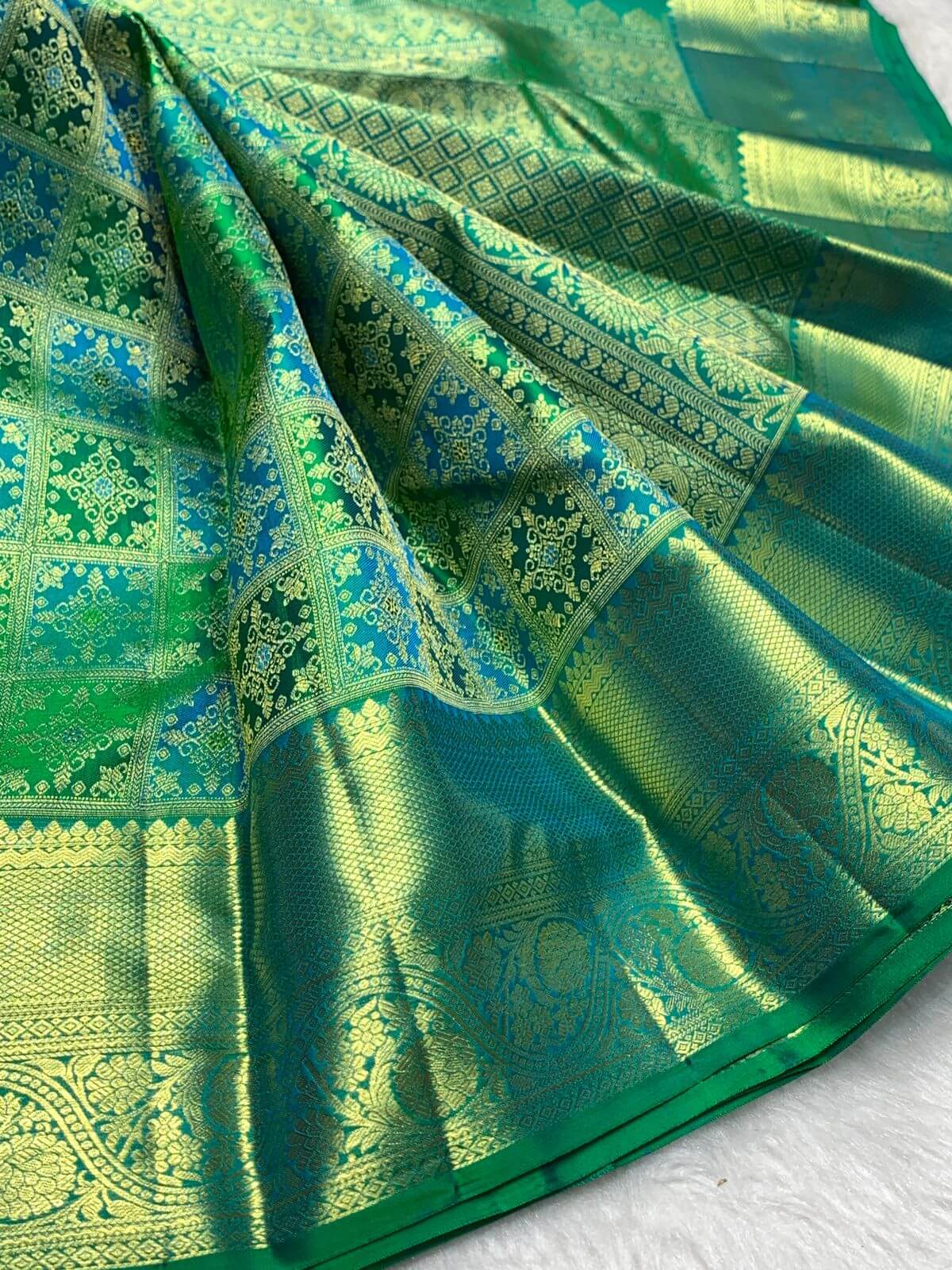 Staggering Parrot Pure Banarasi Silk Saree With Super classy Blouse Piece
