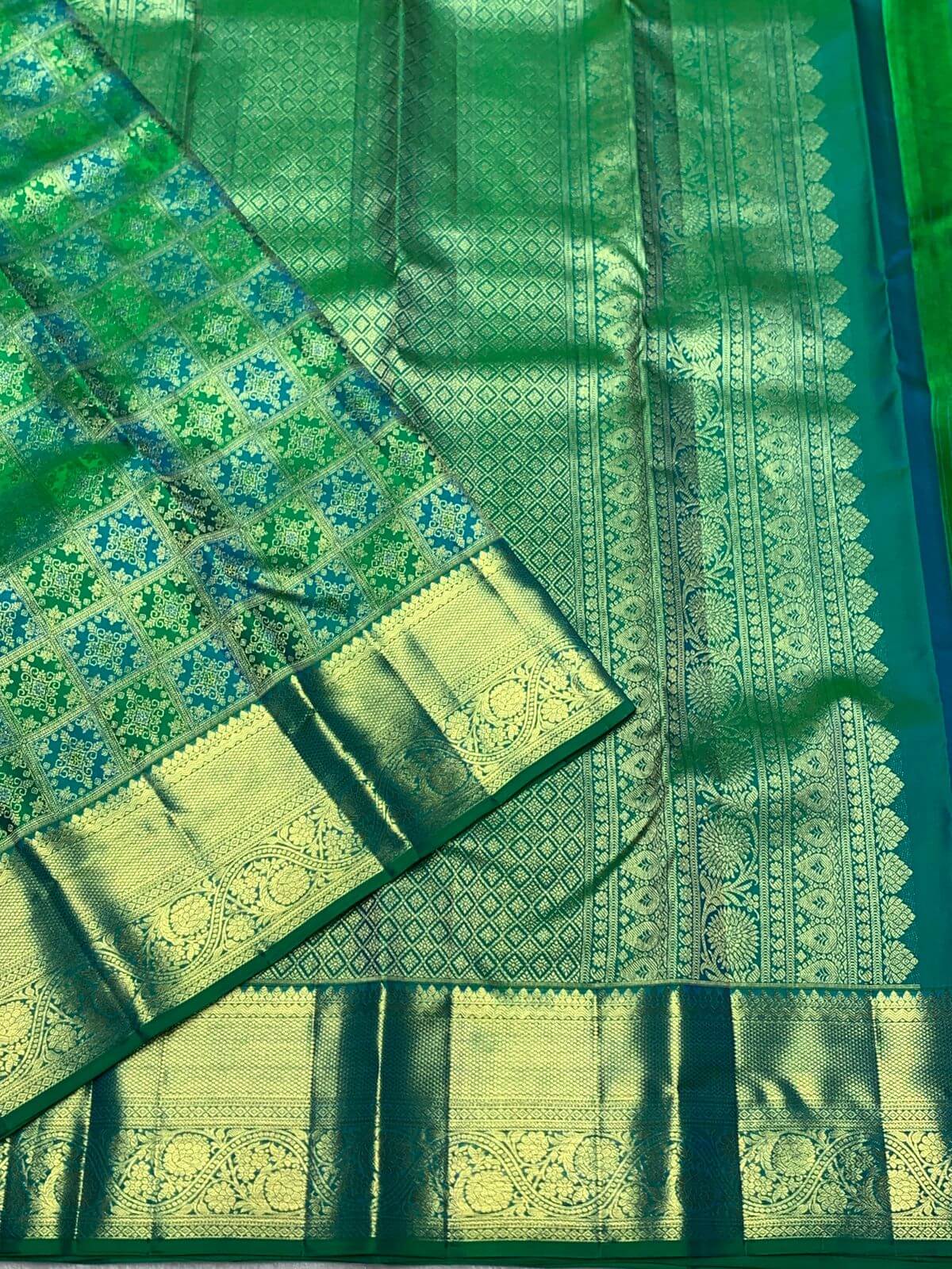 Staggering Parrot Pure Banarasi Silk Saree With Super classy Blouse Piece