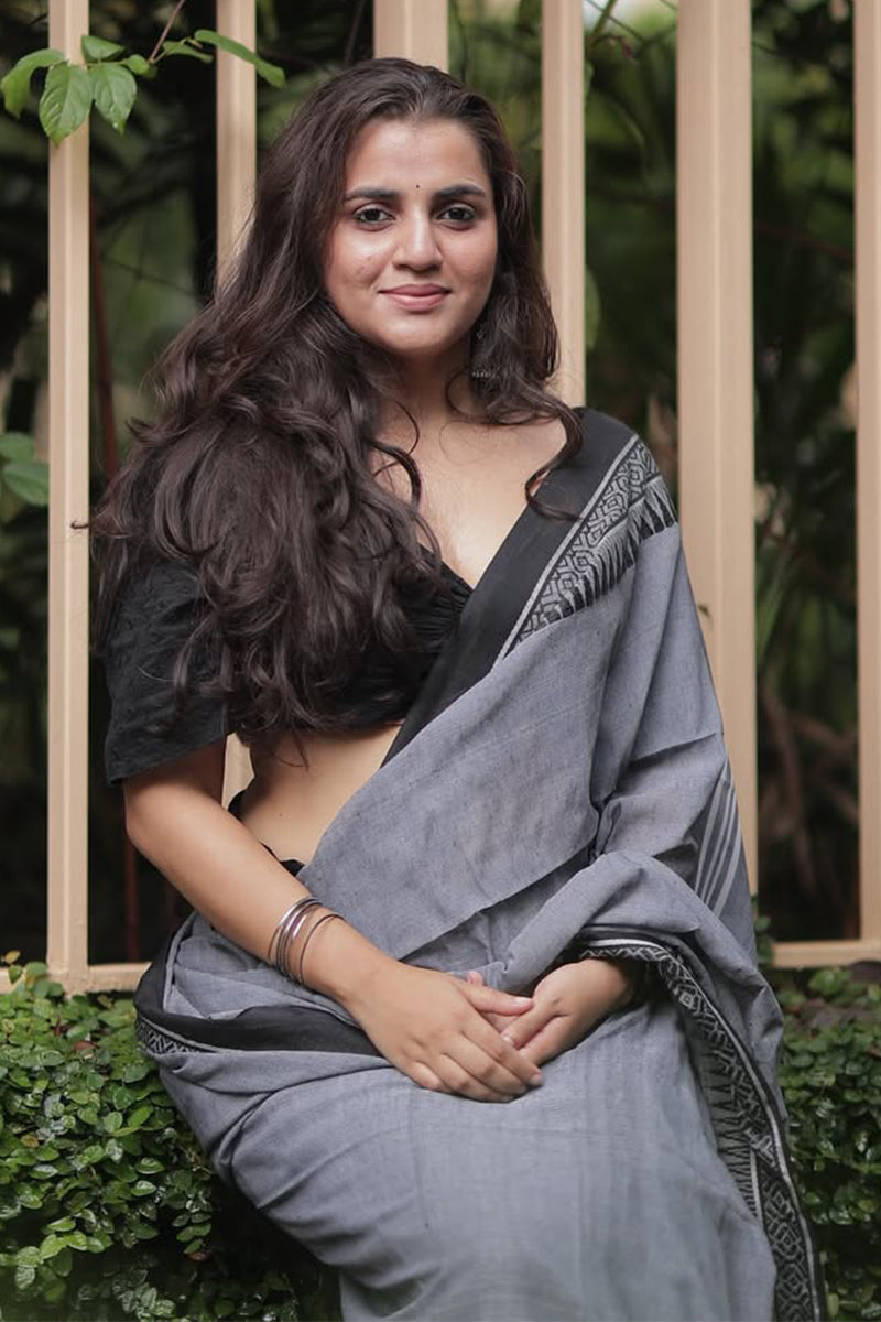Prominent Grey Cotton Silk Saree With Enamoring Blouse Piece