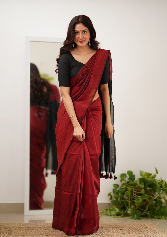 Staggering Red Cotton Silk Saree With Brood Blouse Piece