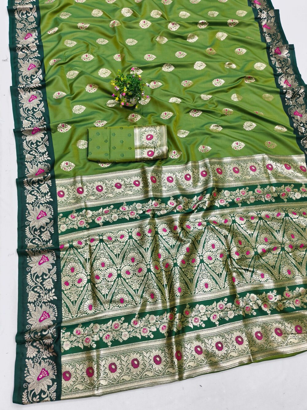 Angelic Green Pure Zari Weaving Banarasi Silk Saree With Surpassing Blouse Piece