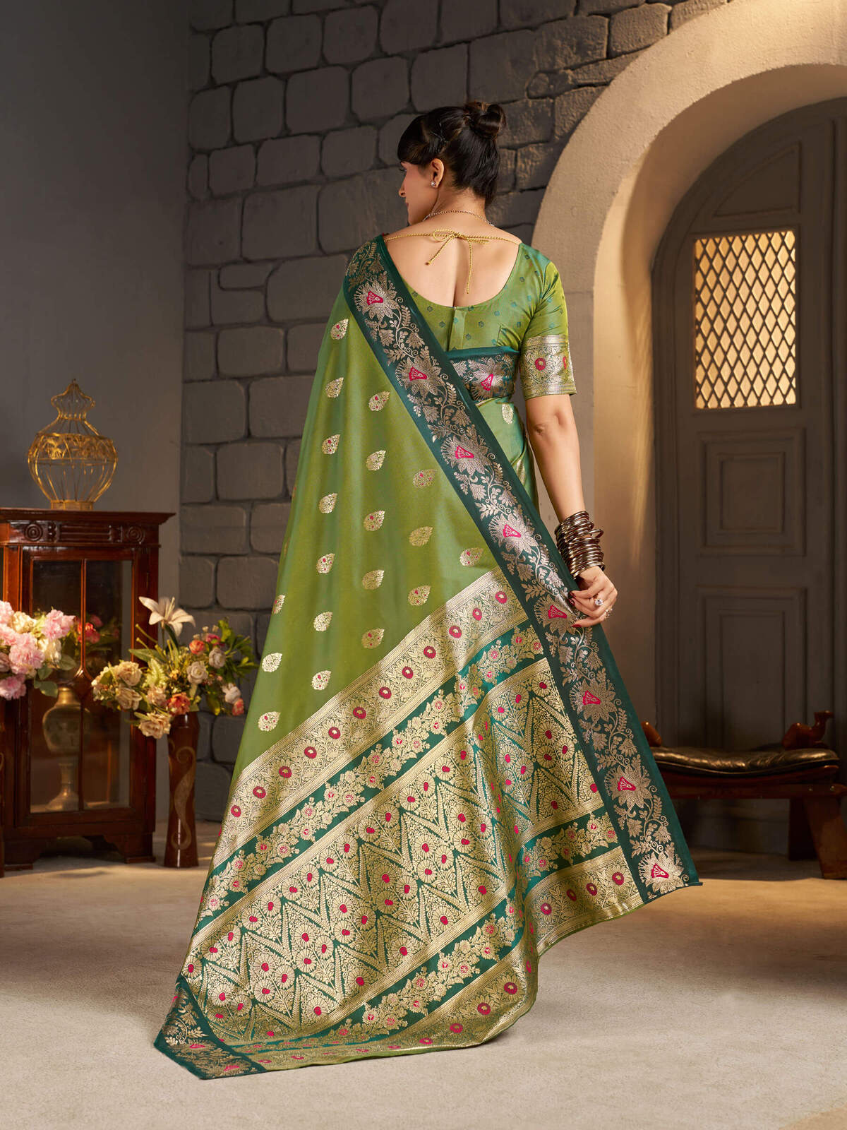 Angelic Green Pure Zari Weaving Banarasi Silk Saree With Surpassing Blouse Piece