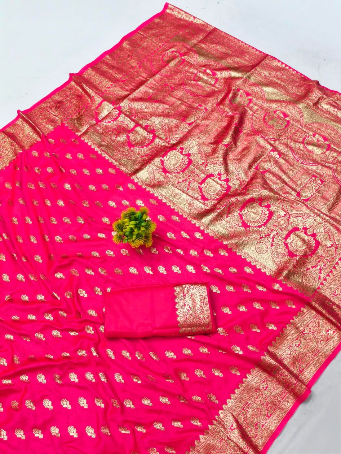 Intricate Dark Pink Pure Zari Weaving Banarasi Silk Saree With Desuetude Blouse Piece