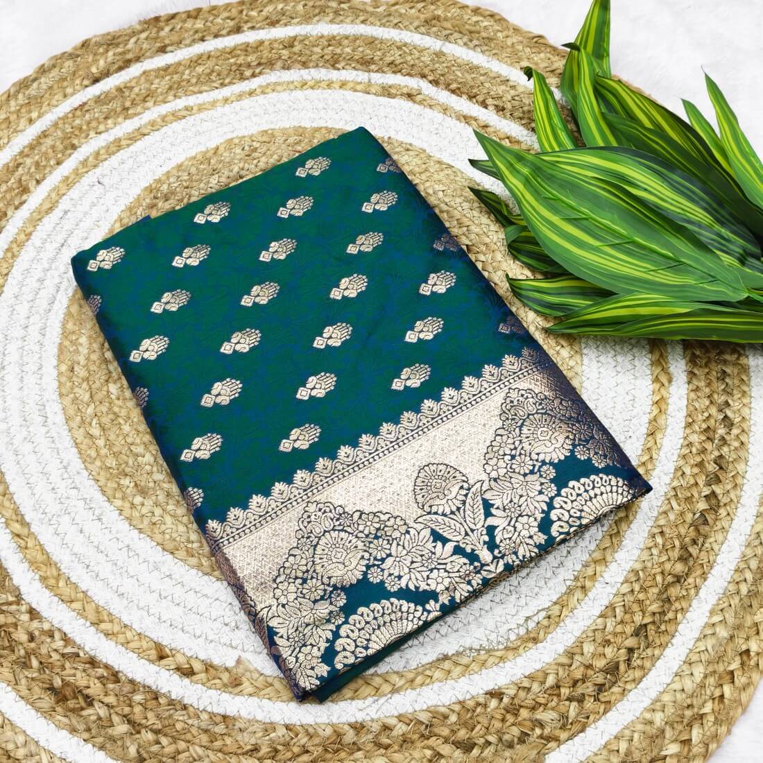 Stunner Rama Pure Zari Weaving Banarasi Silk Saree With Artistic Blouse Piece