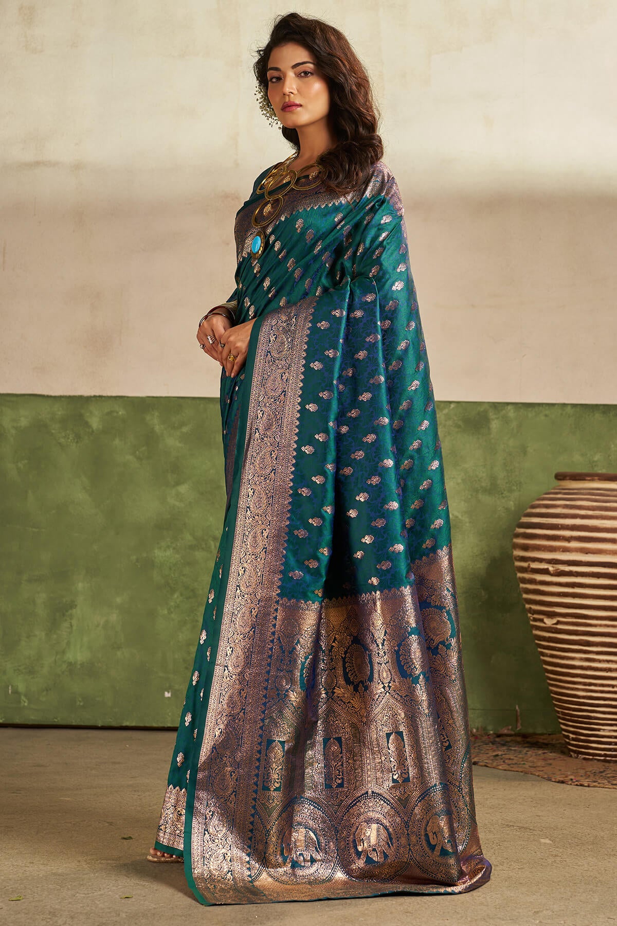 Stunner Rama Pure Zari Weaving Banarasi Silk Saree With Artistic Blouse Piece