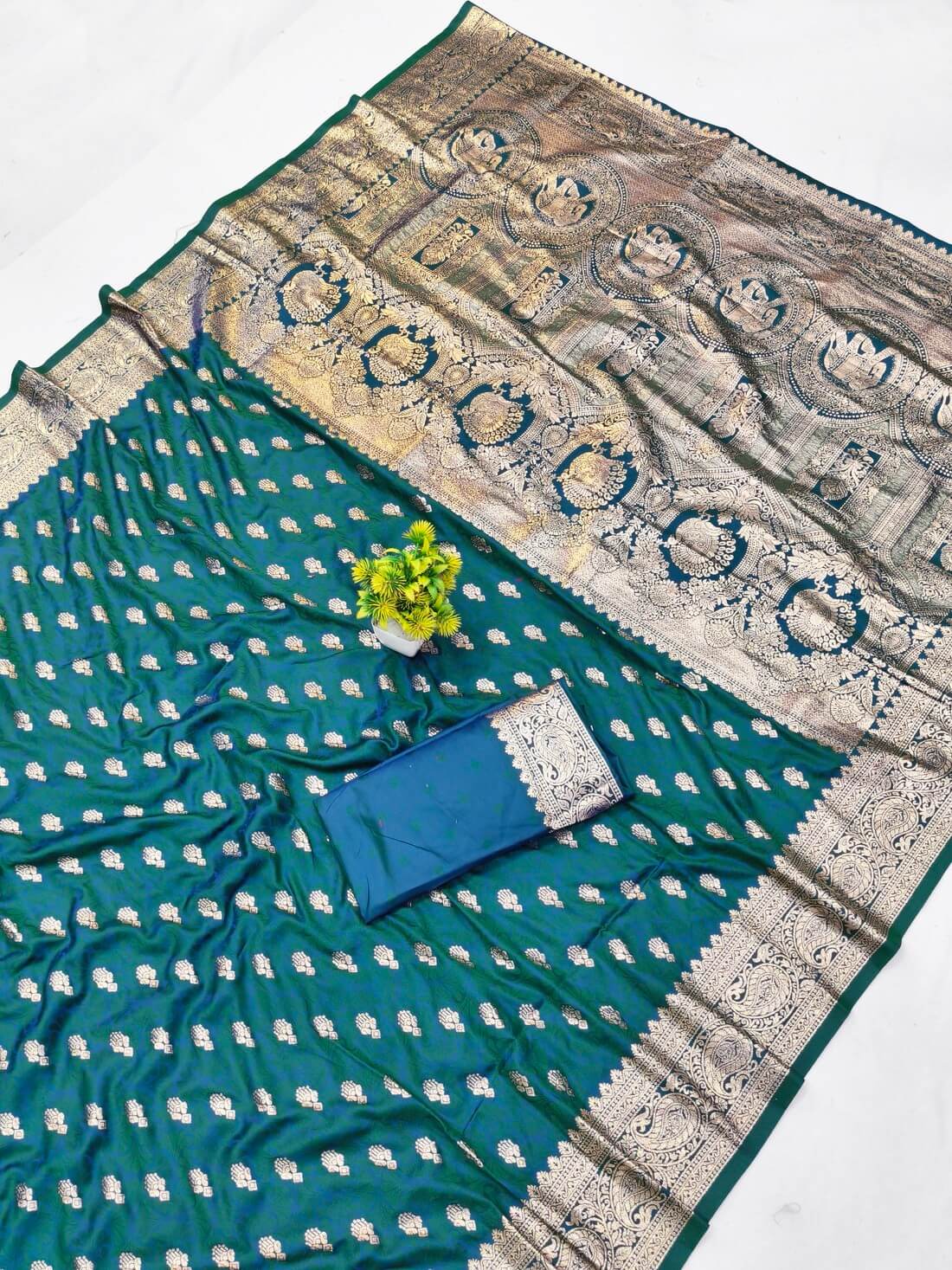 Stunner Rama Pure Zari Weaving Banarasi Silk Saree With Artistic Blouse Piece