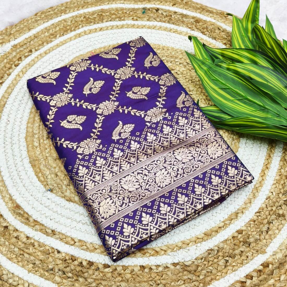 Groovy Purple Pure Zari Weaving Banarasi Silk Saree With Incomparable Blouse Piece