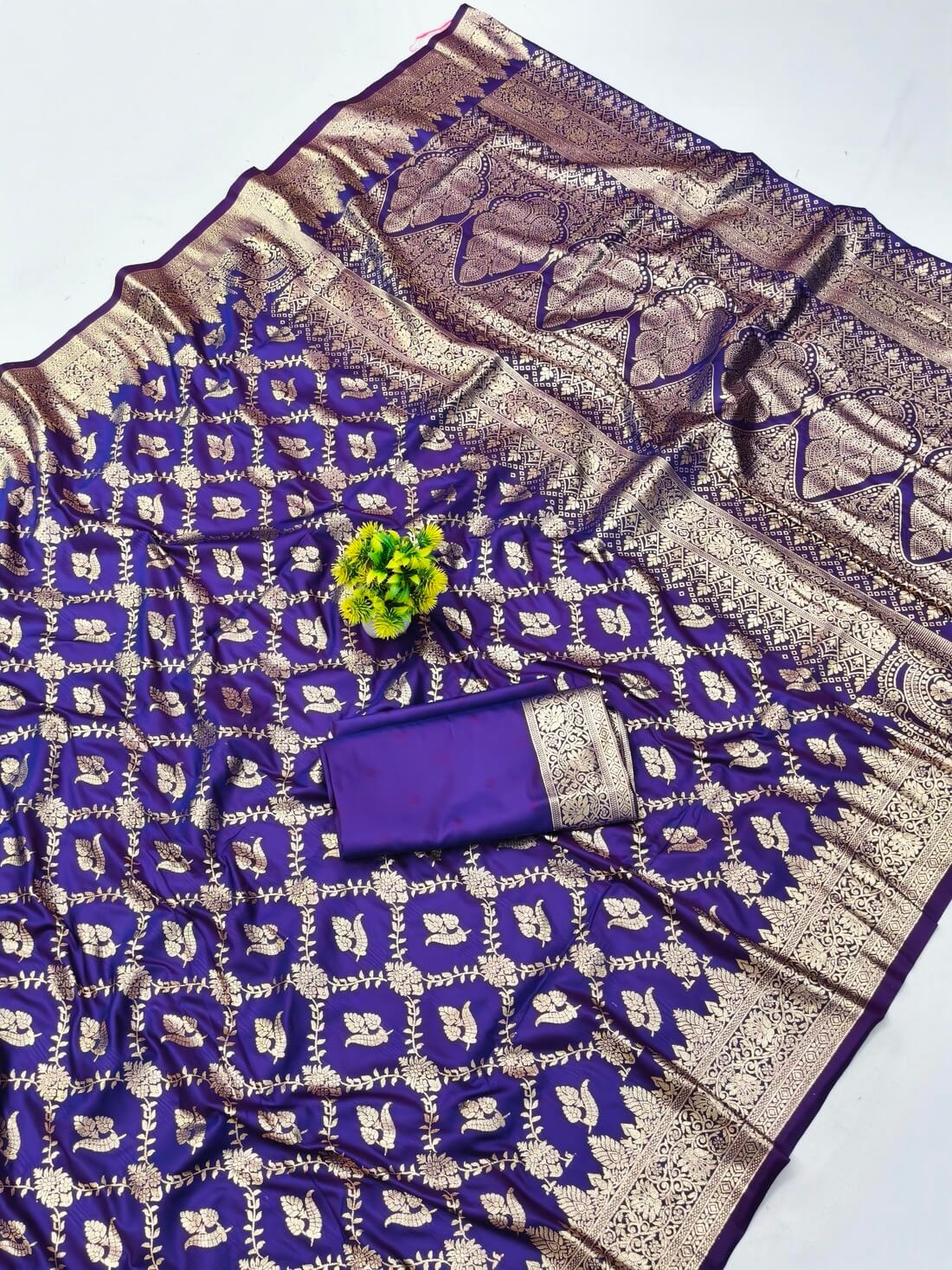 Groovy Purple Pure Zari Weaving Banarasi Silk Saree With Incomparable Blouse Piece