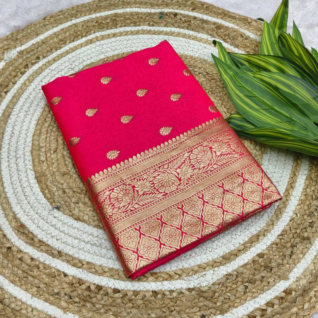 Resonant Dark Pink Pure Zari Weaving Banarasi Silk Saree With Eclat Blouse Piece