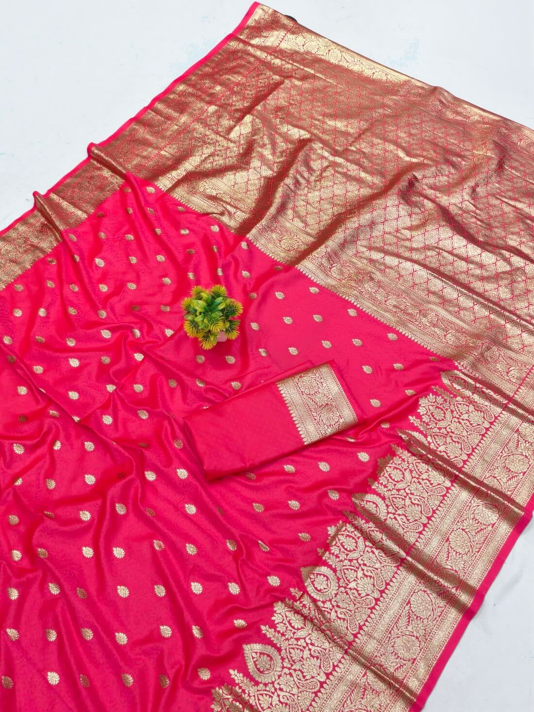 Resonant Dark Pink Pure Zari Weaving Banarasi Silk Saree With Eclat Blouse Piece