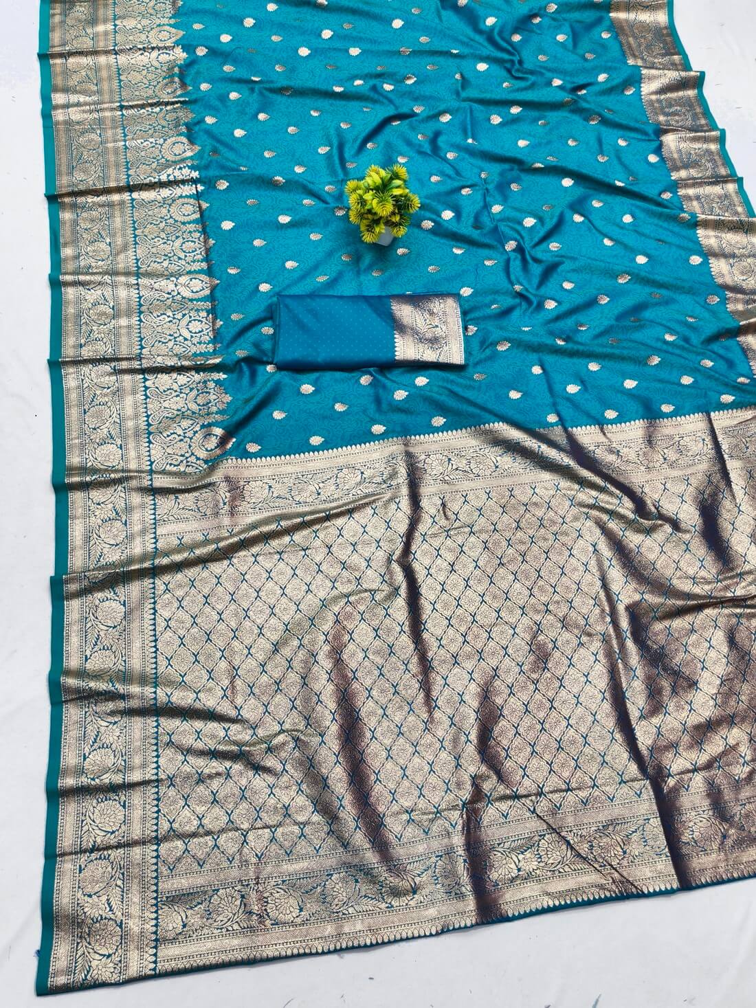 Lustrous Firozi Pure Zari Weaving Banarasi Silk Saree With Scrupulous Blouse Piece