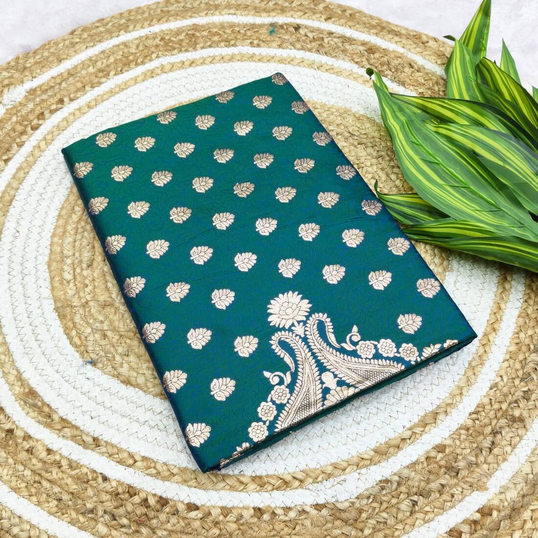 Fantabulous Rama Pure Zari Weaving Banarasi Silk Saree With Nectarous Blouse Piece