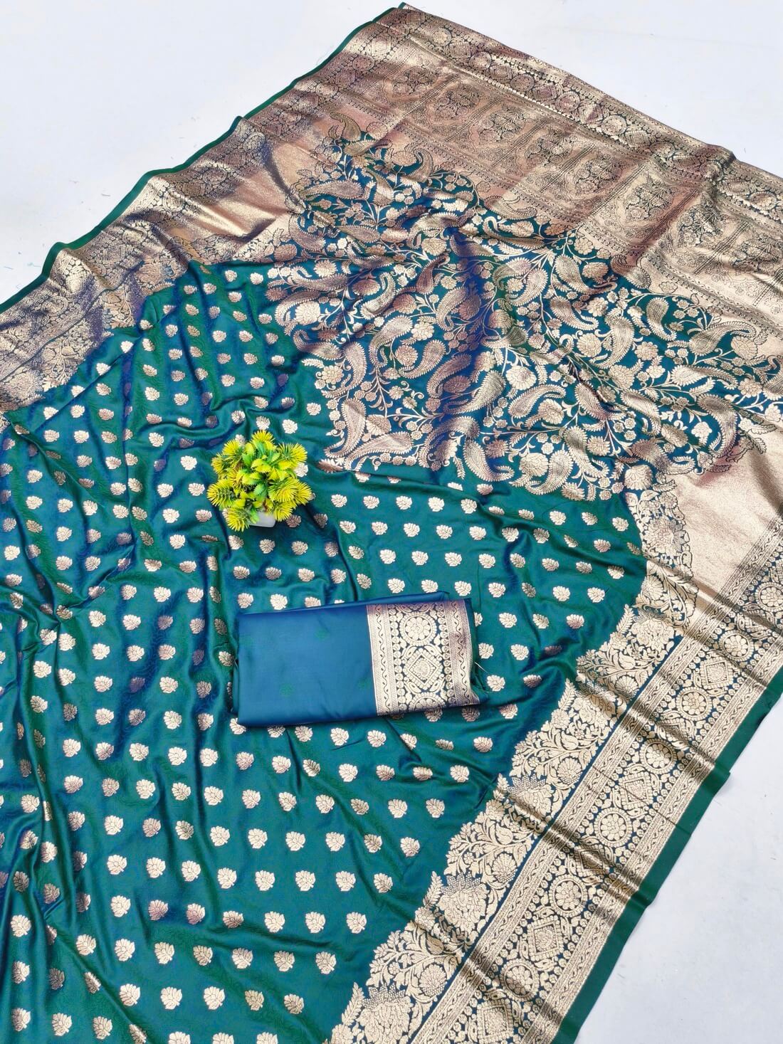 Fantabulous Rama Pure Zari Weaving Banarasi Silk Saree With Nectarous Blouse Piece