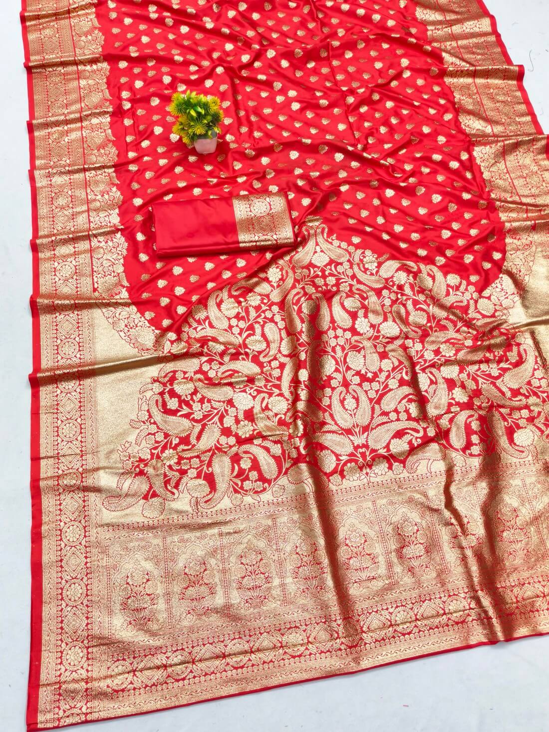 Flattering Red Pure Zari Weaving Banarasi Silk Saree With Wonderful Blouse Piece