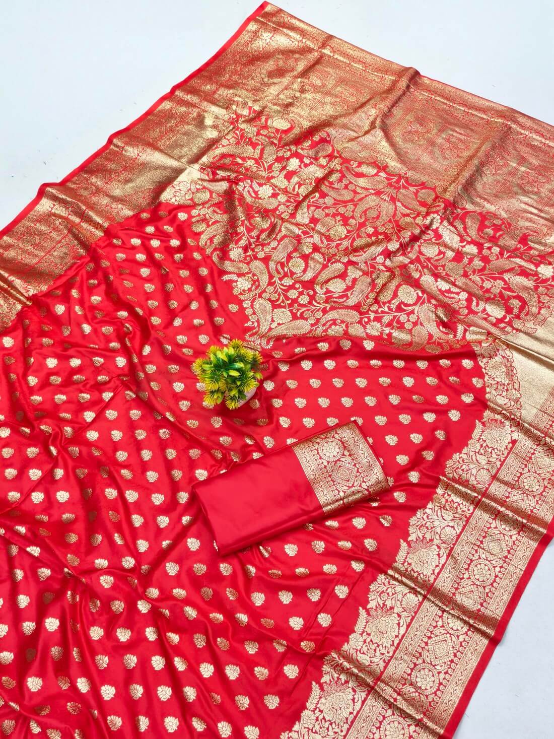 Flattering Red Pure Zari Weaving Banarasi Silk Saree With Wonderful Blouse Piece