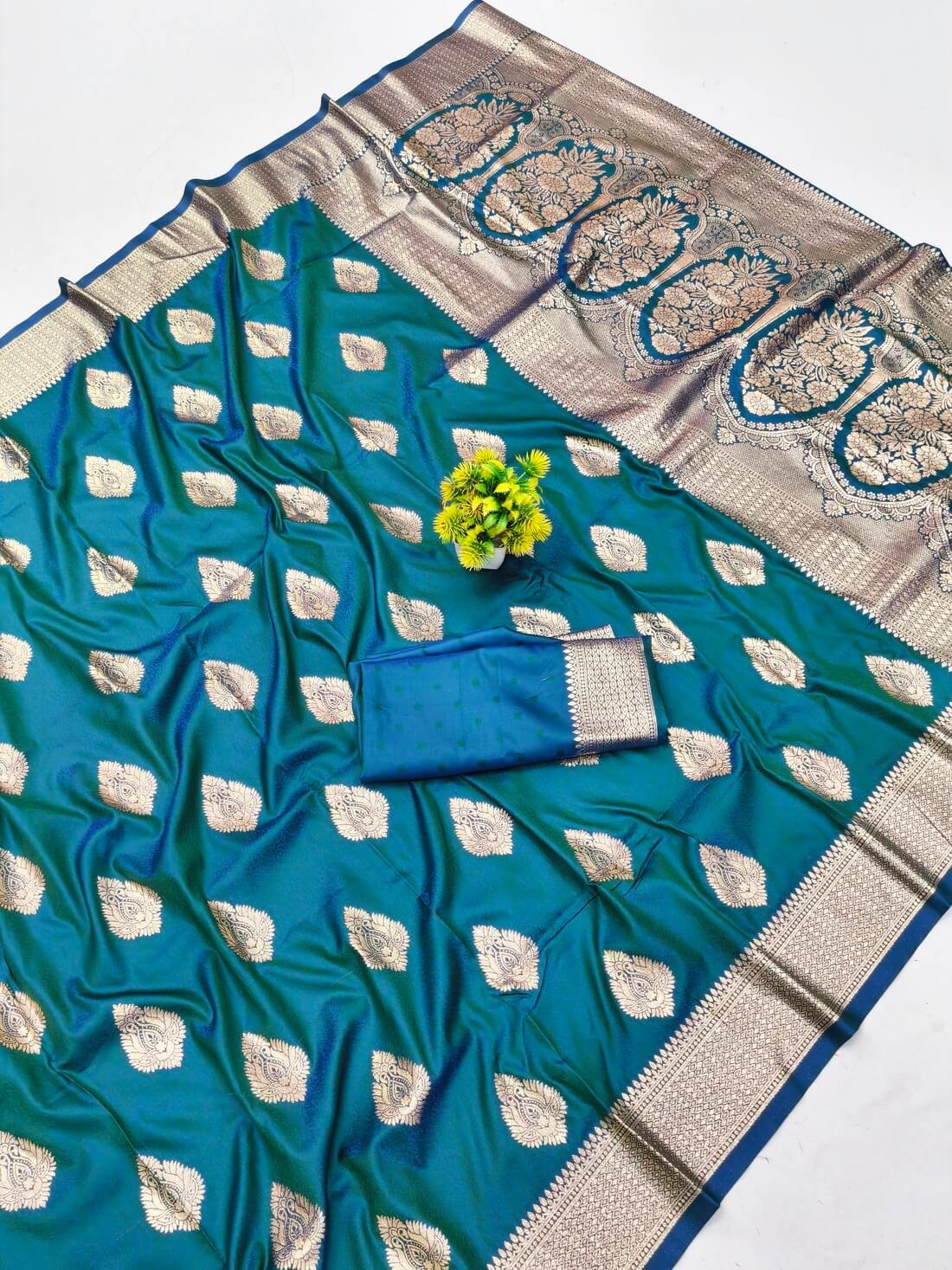 Symmetrical Rama Pure Zari Weaving Banarasi Silk Saree With Gossamer Blouse Piece