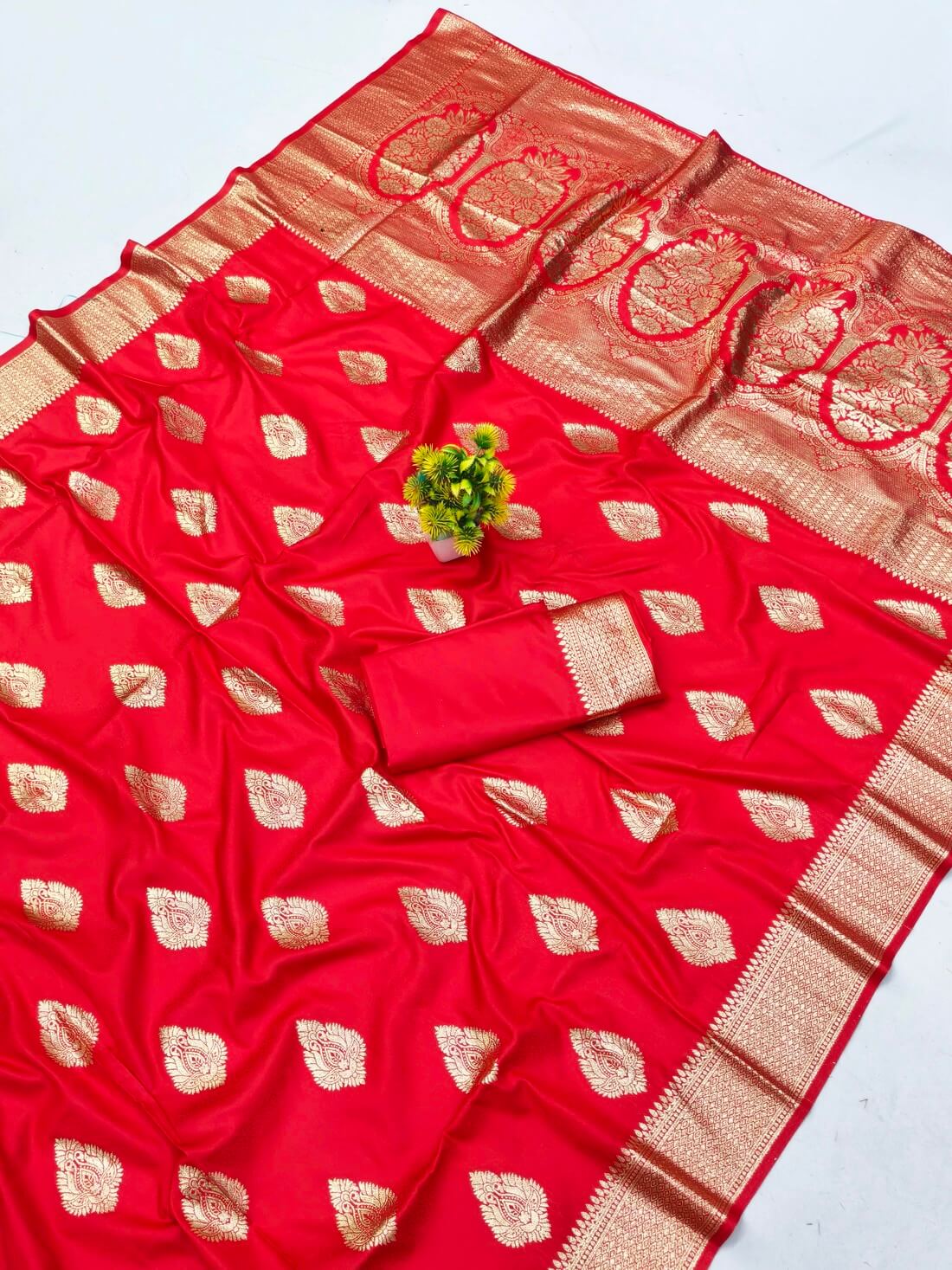 Gratifying Red Pure Zari Weaving Banarasi Silk Saree With Engrossing Blouse Piece