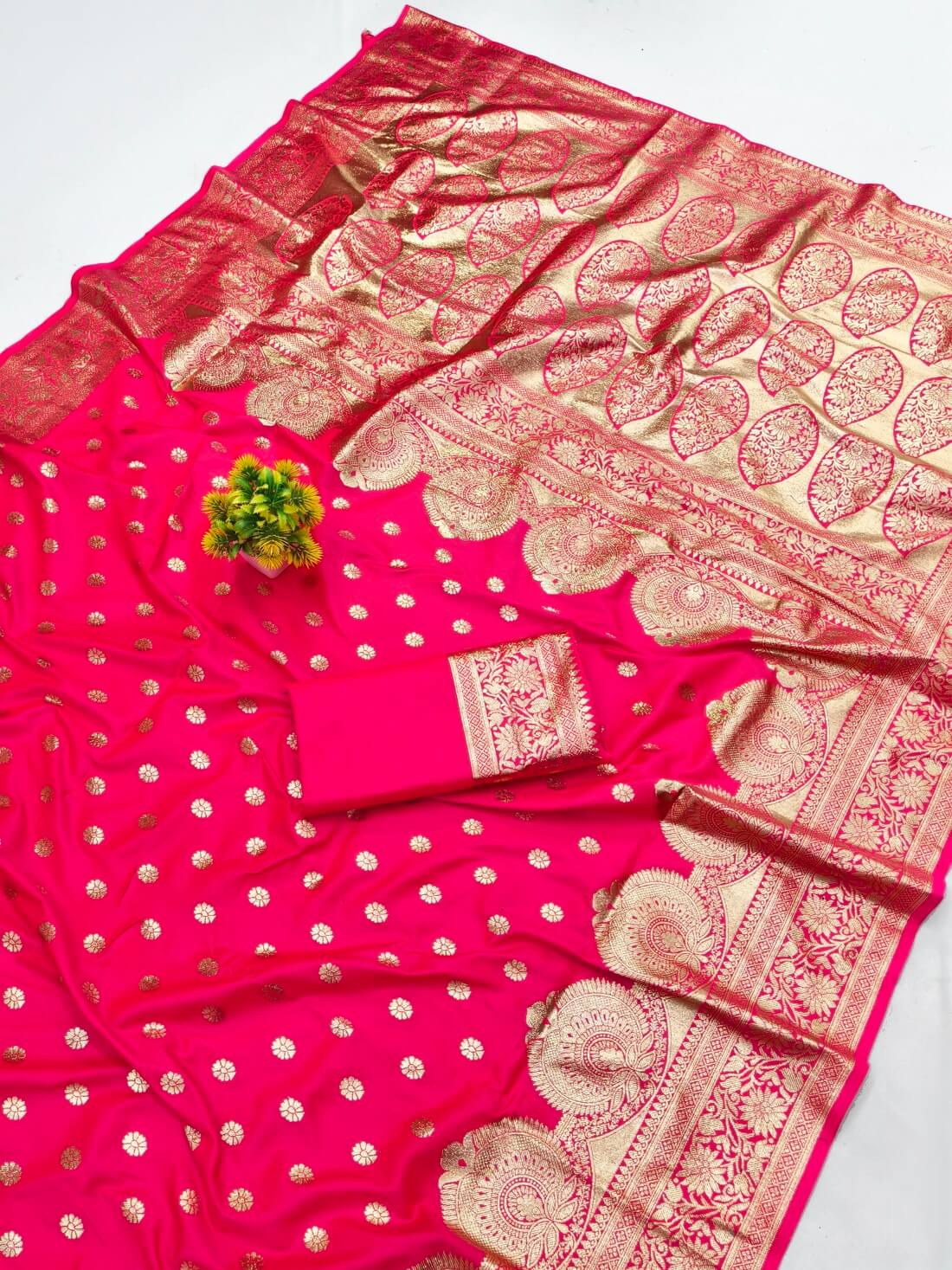 Effulgent Dark Pink Pure Zari Weaving Banarasi Silk Saree With Jazzy Blouse Piece