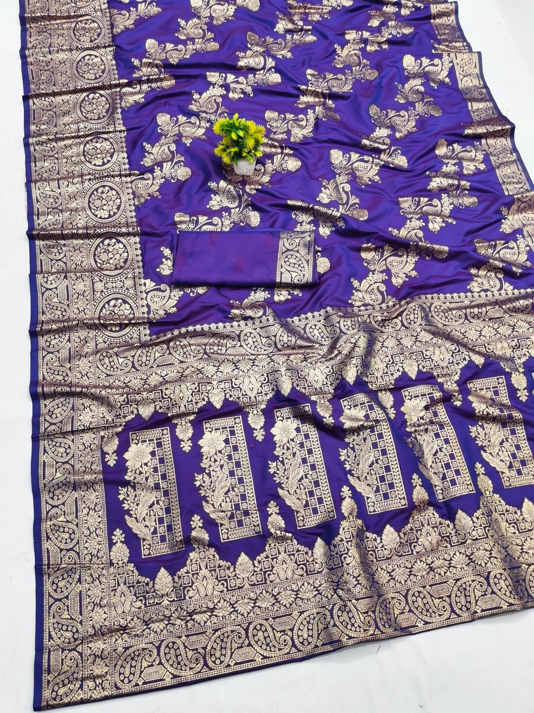 Snazzy Purple Pure Zari Weaving Banarasi Silk Saree With Eloquence Blouse Piece