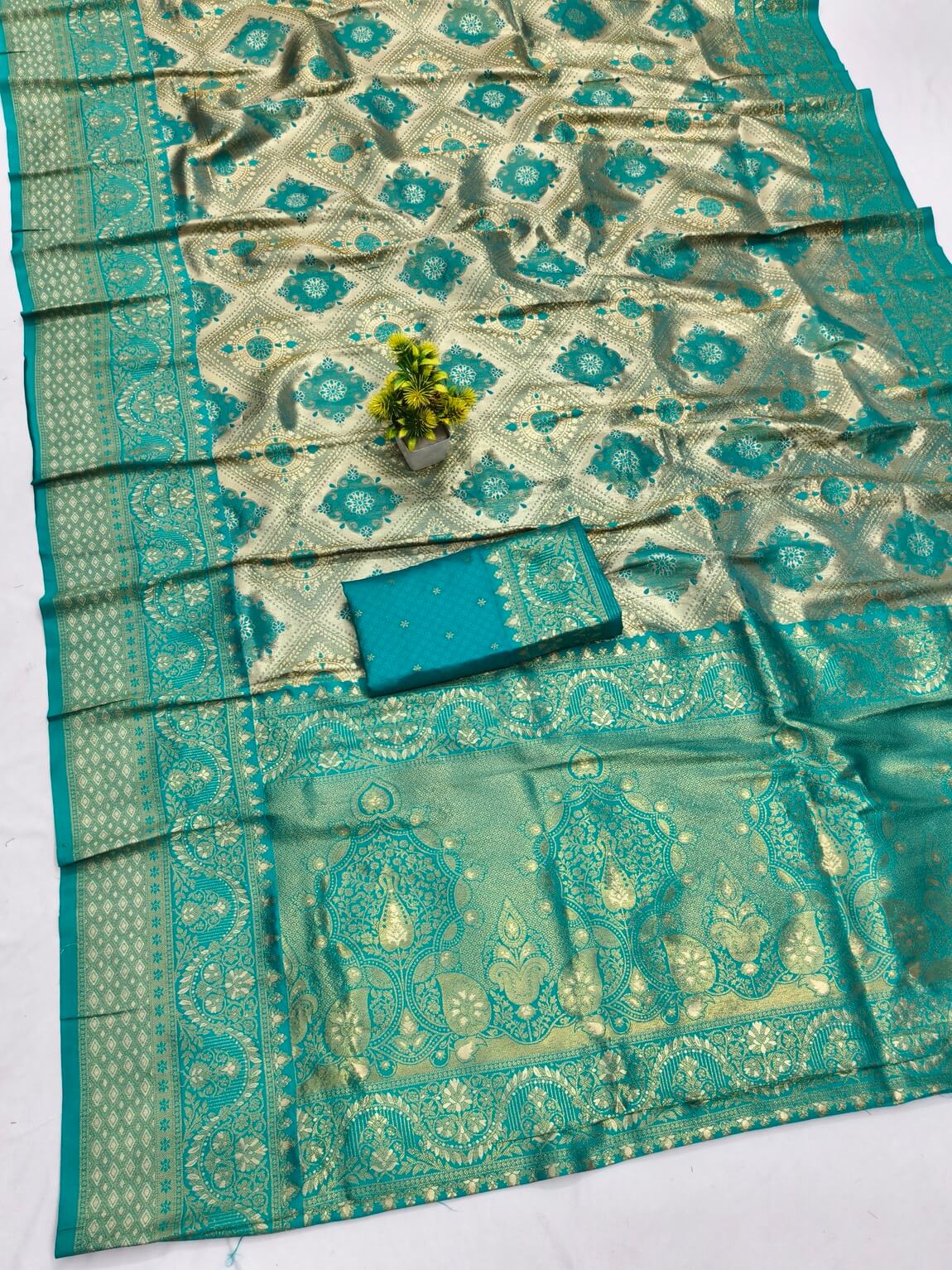 Engaging Firozi Kanjivaram Silk Saree With Felicitous Blouse Piece