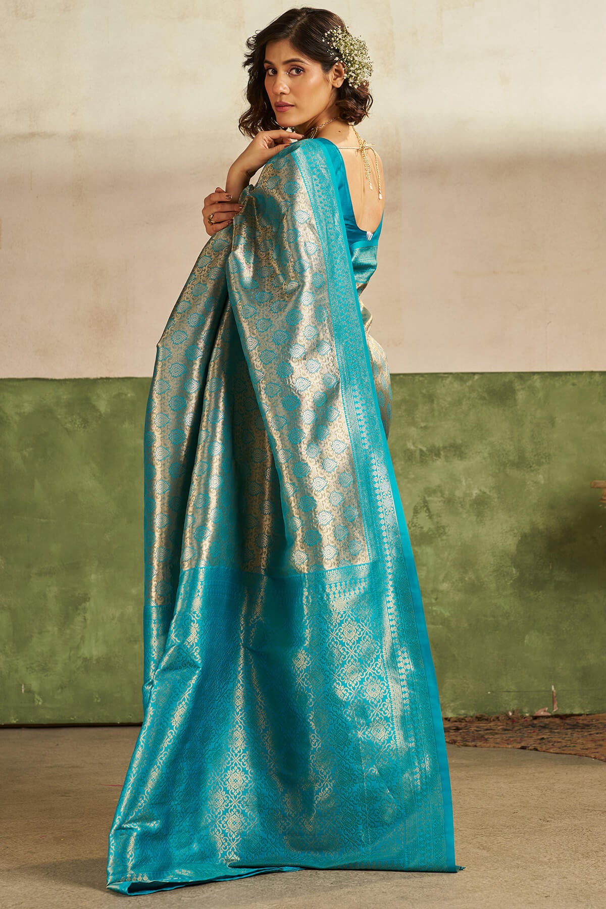 Flameboyant Firozi Kanjivaram Silk Saree With Appealing Blouse Piece