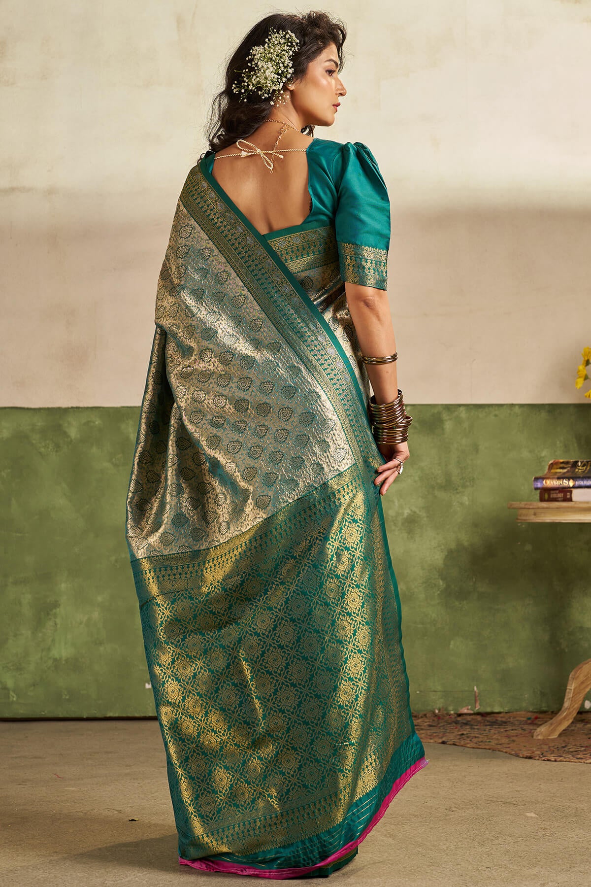 Surreptitious Green Kanjivaram Silk Saree With Super classy Blouse Piece