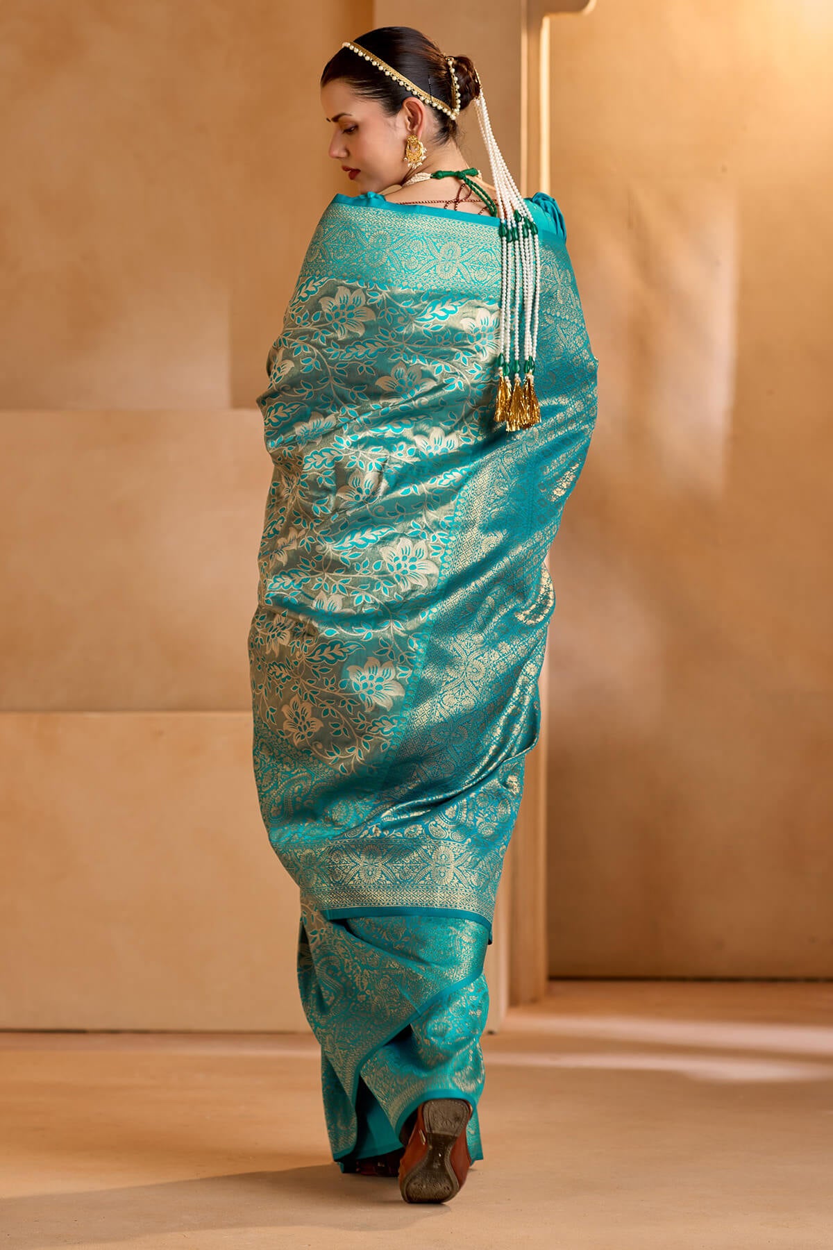 Sempiternal Firozi Kanjivaram Silk Saree With Unique Blouse Piece