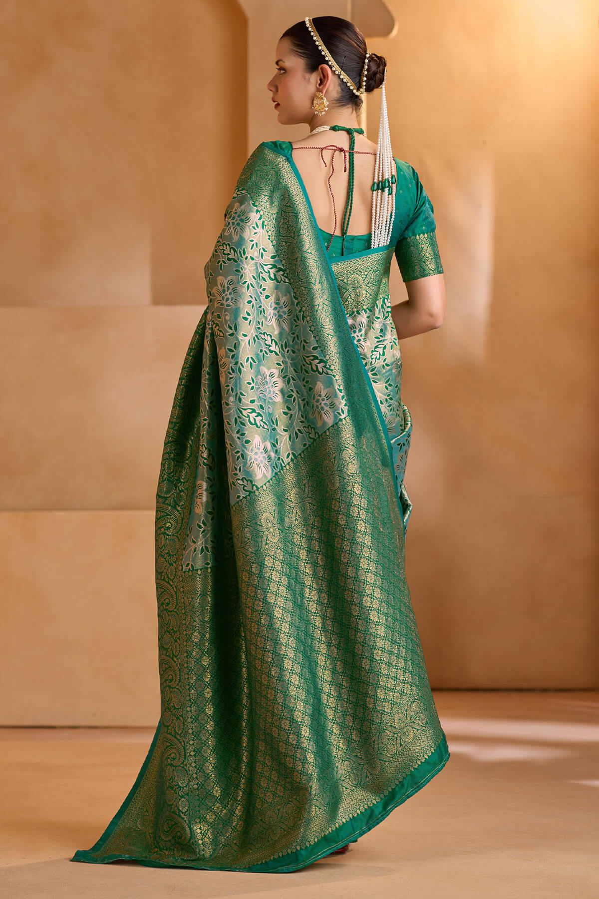 Ineffable Green Kanjivaram Silk Saree With Cynosure Blouse Piece