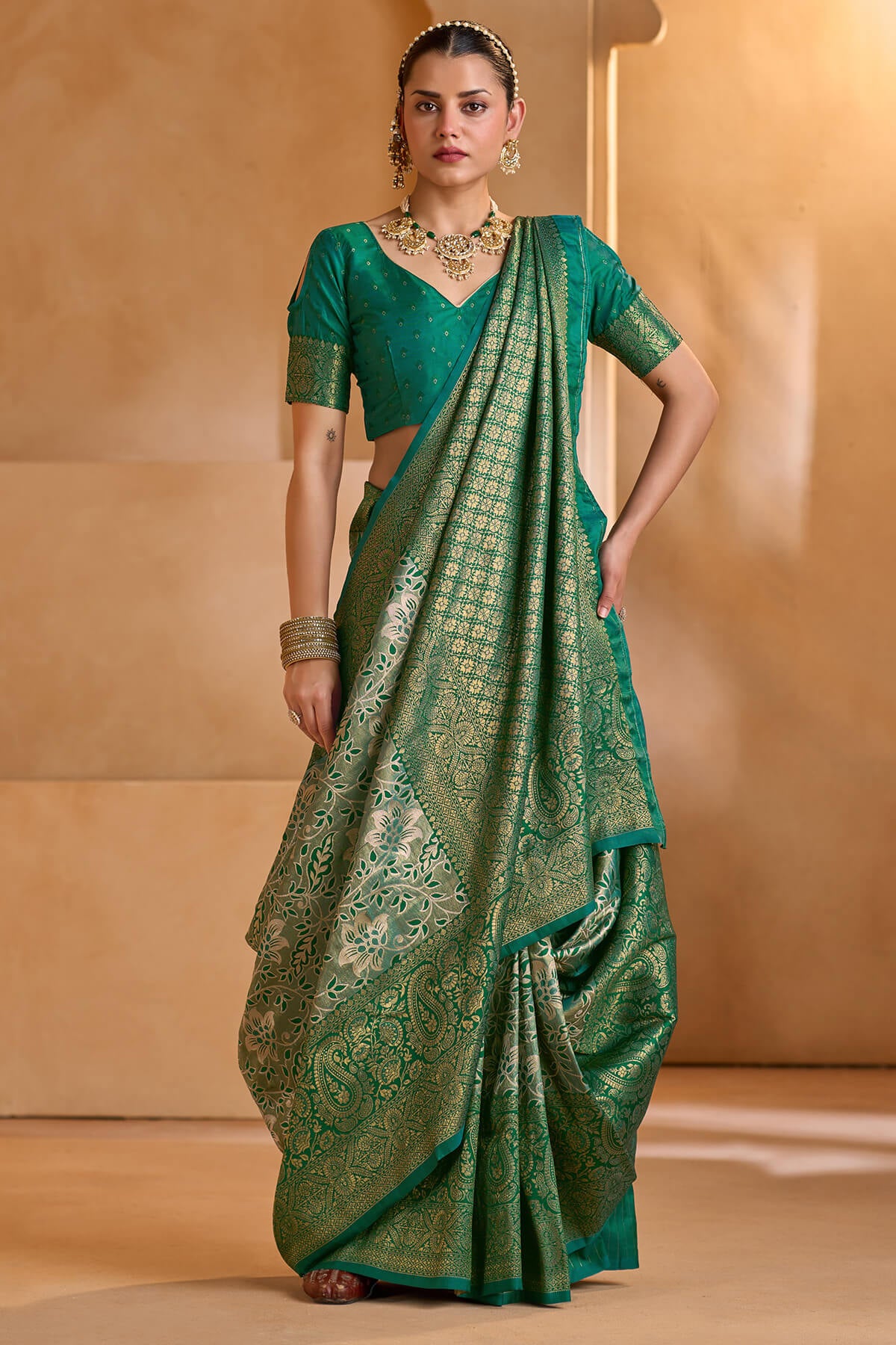 Ineffable Green Kanjivaram Silk Saree With Cynosure Blouse Piece