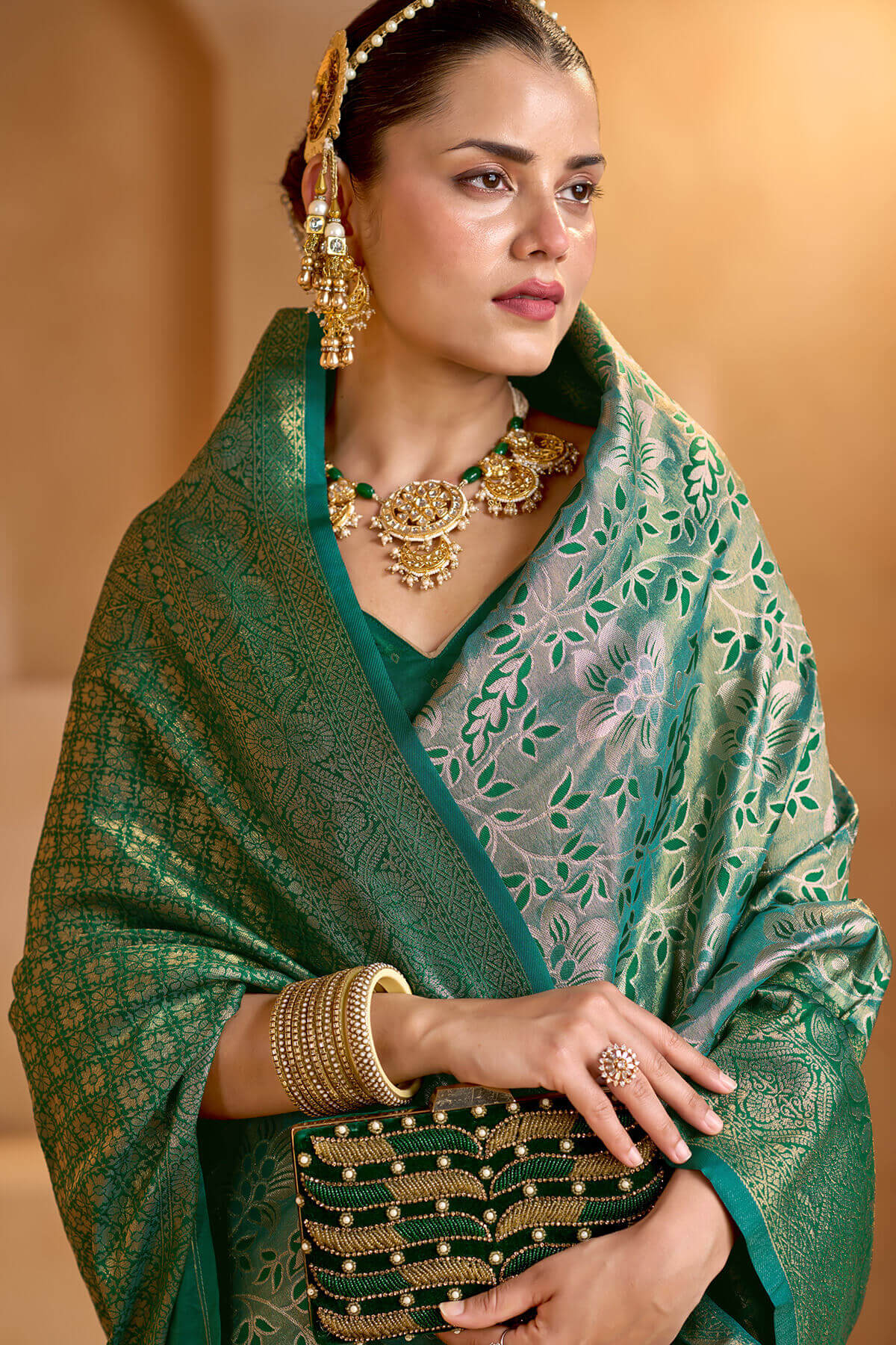 Ineffable Green Kanjivaram Silk Saree With Cynosure Blouse Piece